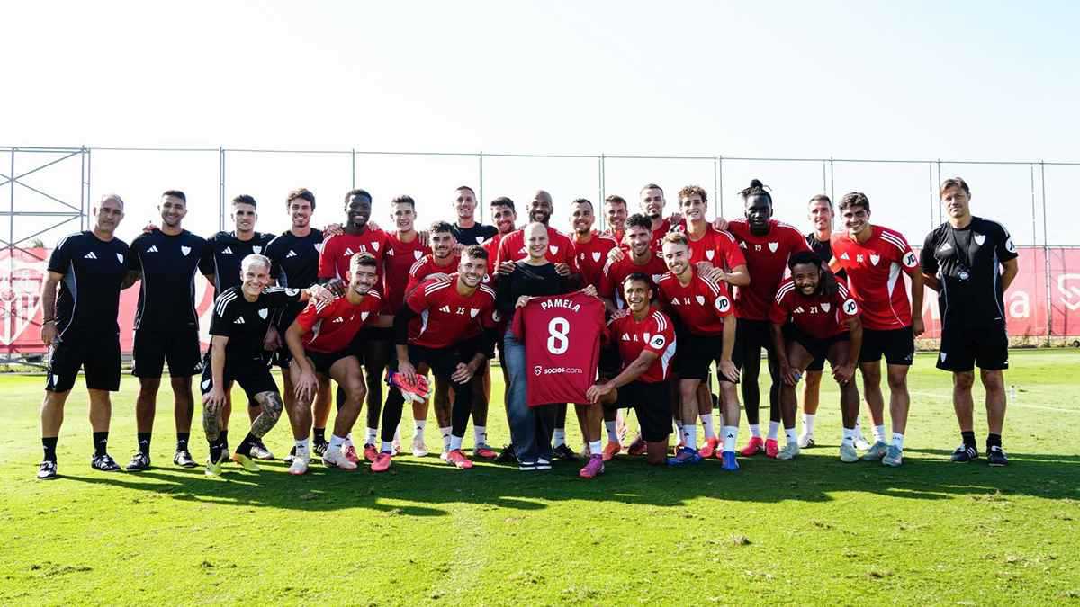 في لفتة رائعة.. لاعبو إشبيلية يحتفلون بشفاء زوجة زميلهم من السرطان (صور)