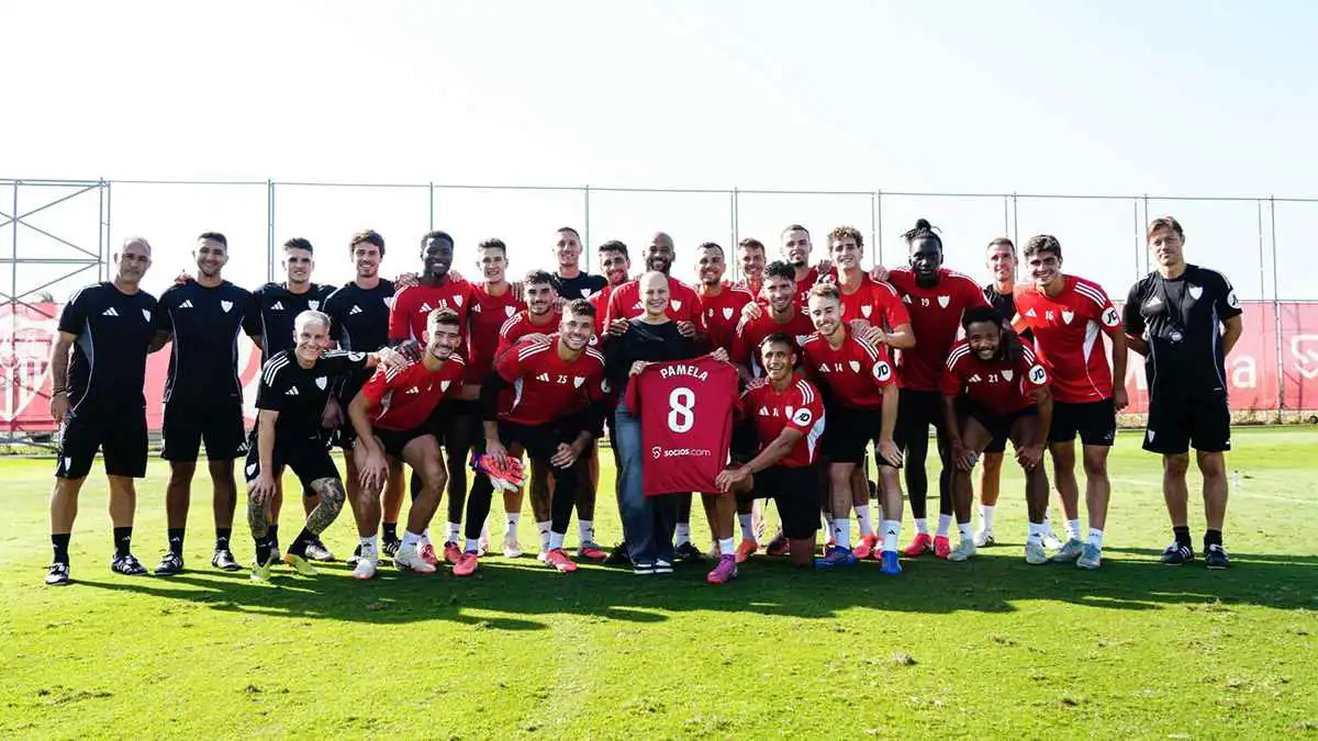 في لفتة رائعة.. لاعبو إشبيلية يحتفلون بشفاء زوجة زميلهم من السرطان (صور)