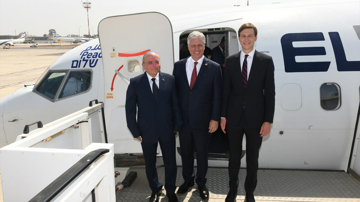 مستقلا أول طائرة تجارية إسرائيلية إلى الإمارات.. كوشنر يأمل ببداية "مسار تاريخي"