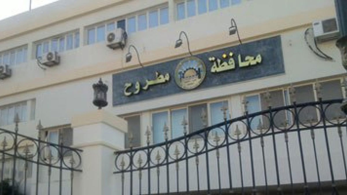 بالصور.. مصري ينبش قبر والدته ويصطحب جثتها للمسجد.. فما السبب؟