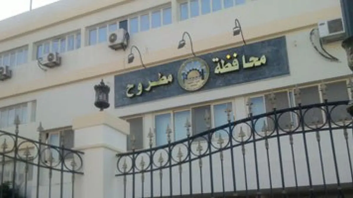 بالصور.. مصري ينبش قبر والدته ويصطحب جثتها للمسجد.. فما السبب؟