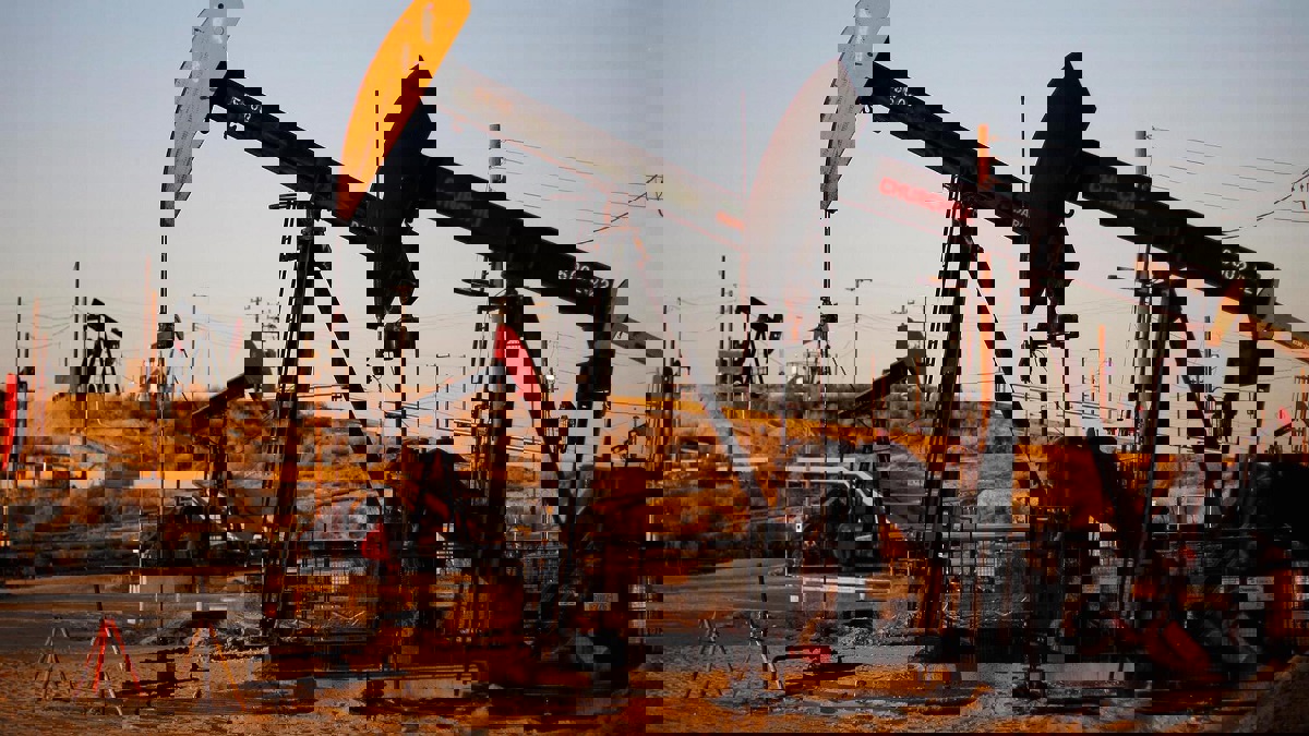 أسعار النفط تقفز 4% مع انحسار التوترات التجارية بين أمريكا والصين‎