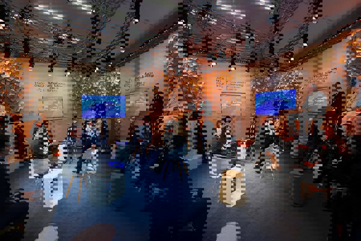 وزير سعودي يعقد رقماً قياسياً من الاجتماعات 