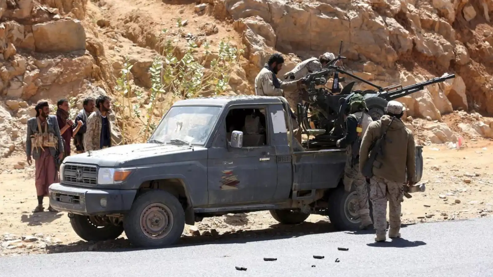 تشمل "القاعدة" في اليمن.. تحذير من هجمات محتملة ضد المصالح الأمريكية