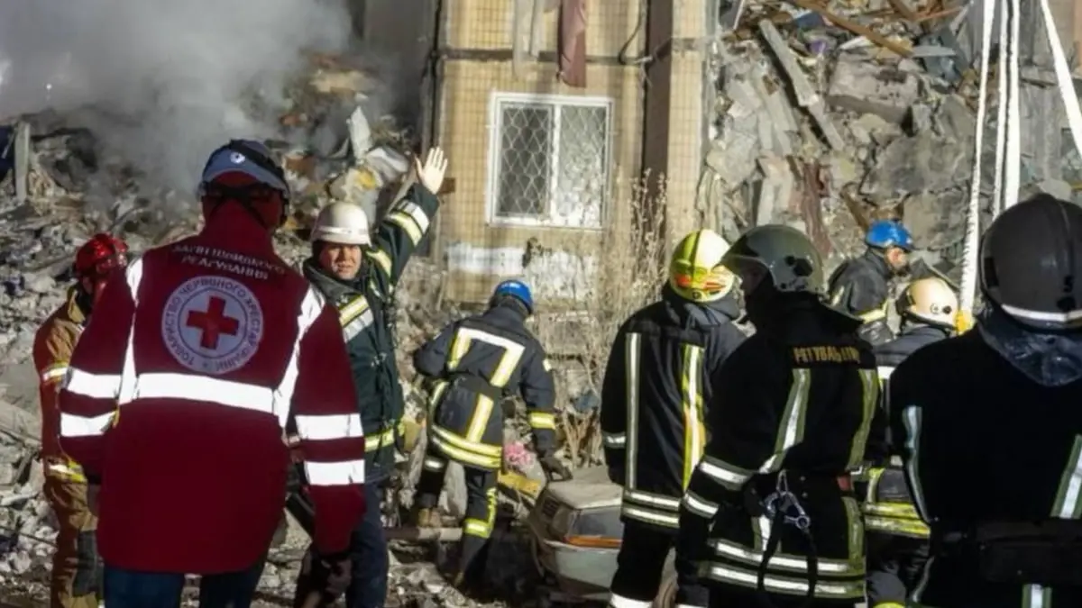 طائرة أوكرانية مسيّرة تصطدم بمبنى سكني في سانت بطرسبرغ (فيديو)