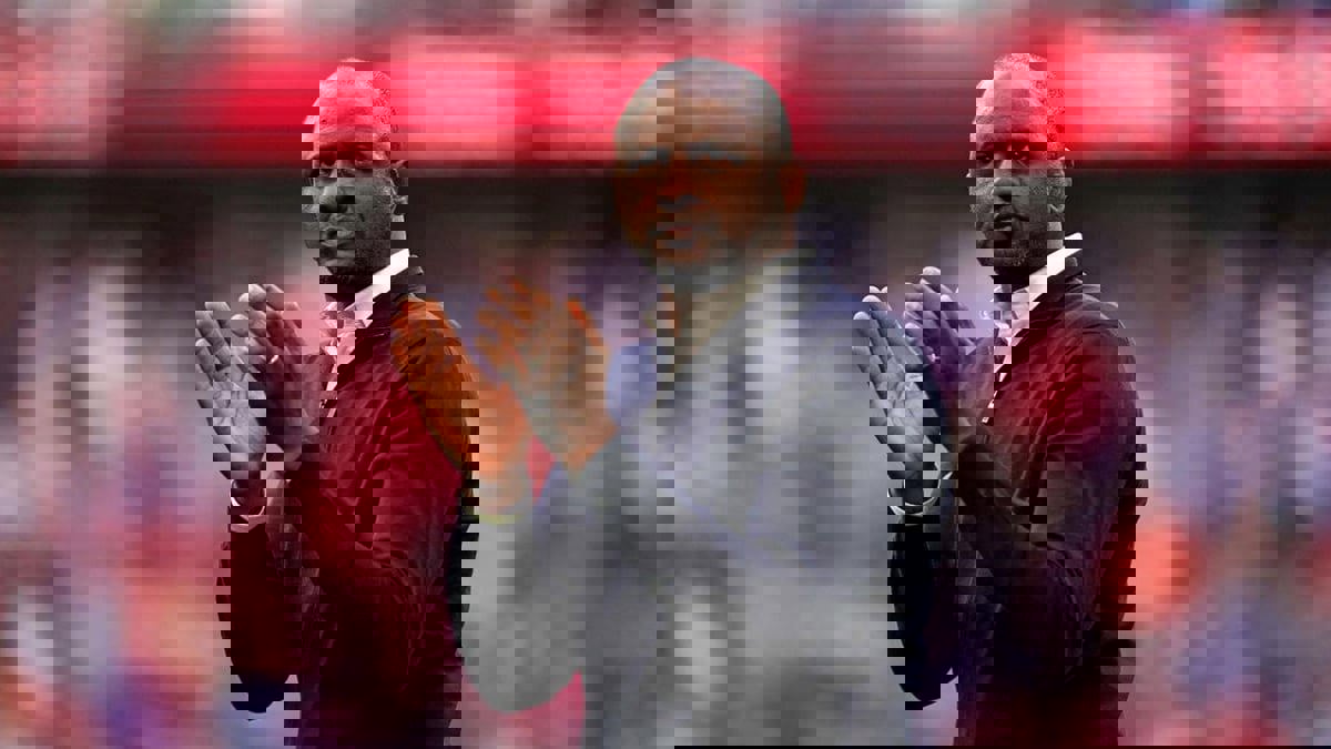 فييرا مدرب كريستال بالاس يطالب بتوفير بيئة عمل آمنة بعد شجاره مع مشجع داخل الملعب