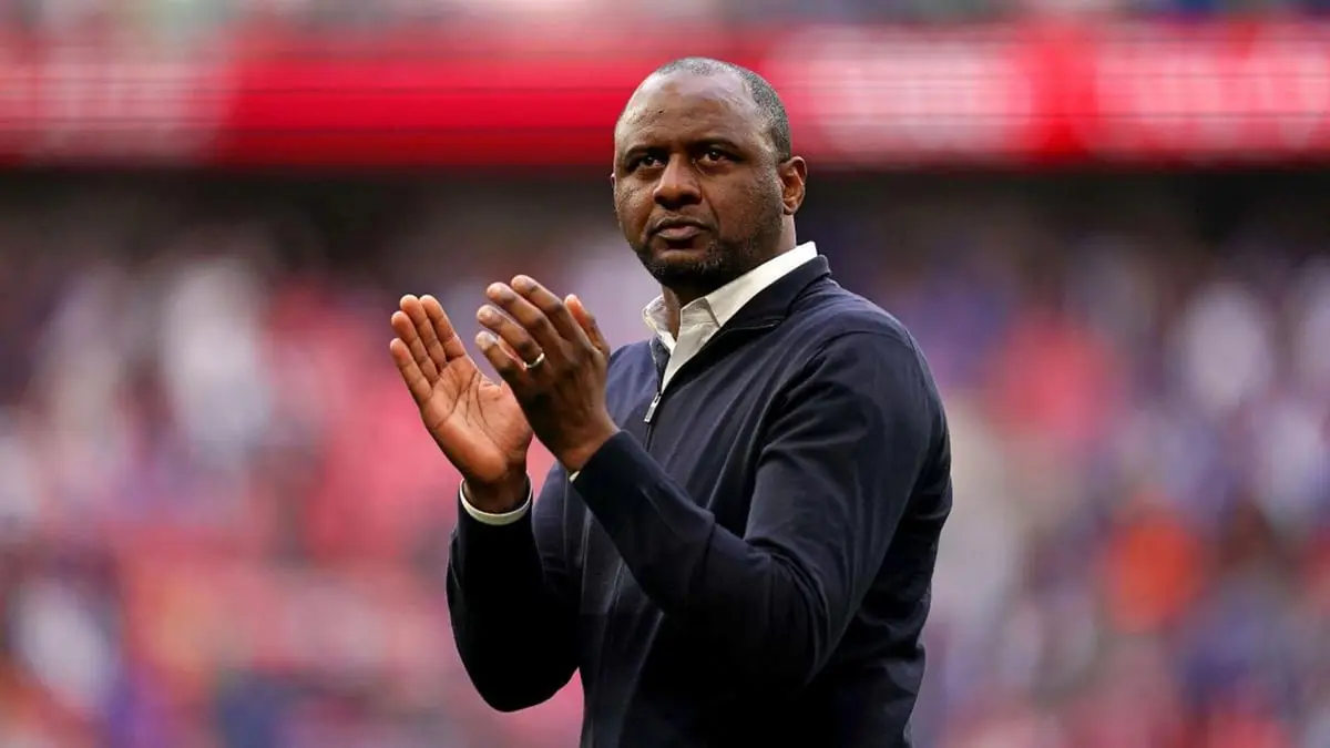 فييرا مدرب كريستال بالاس يطالب بتوفير بيئة عمل آمنة بعد شجاره مع مشجع داخل الملعب