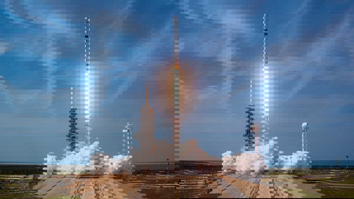 إنجاز تاريخي.. صاروخ "سبيس إكس" يحمل 143 قمراً صناعياً للفضاء في مهمة واحدة