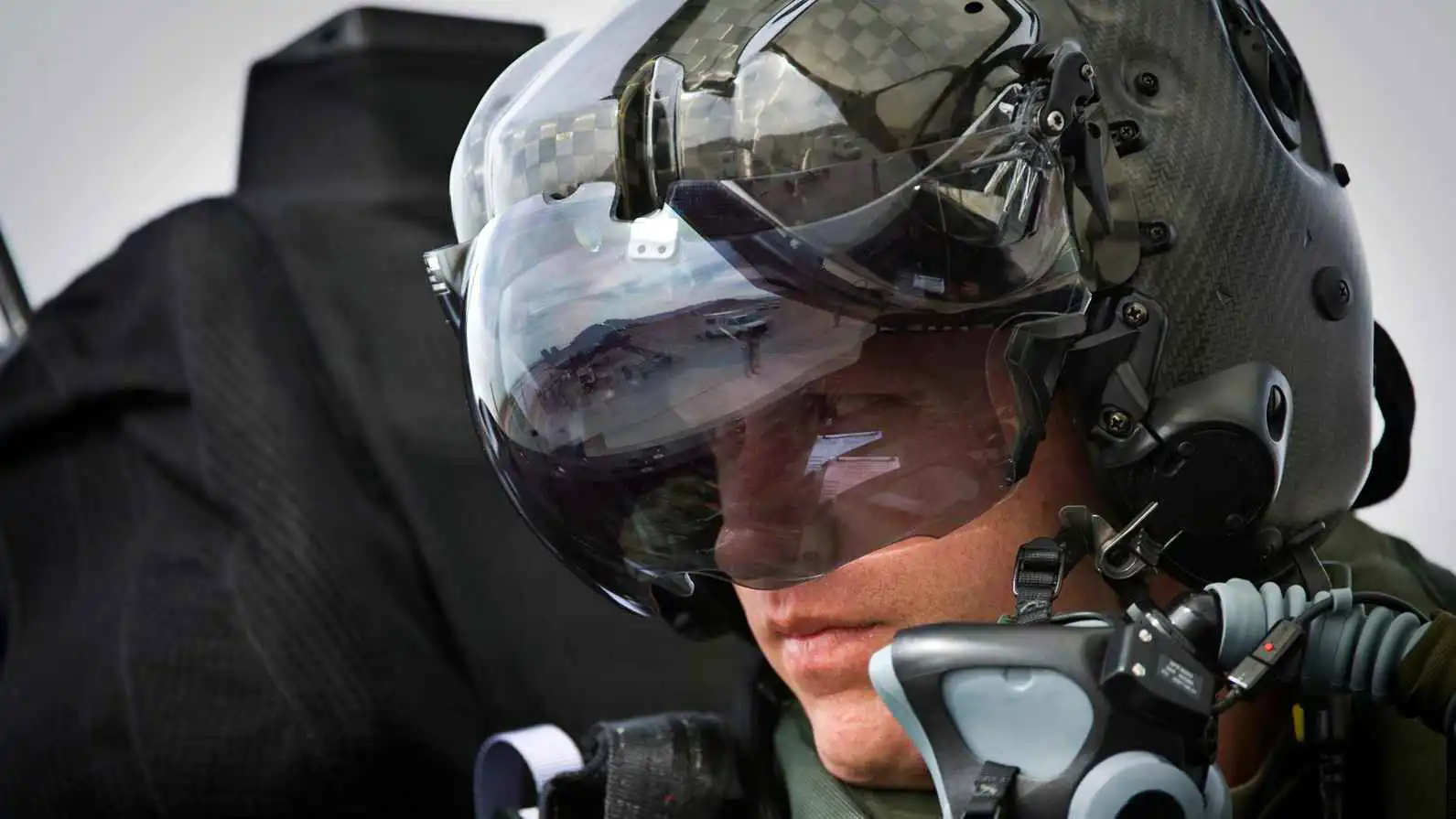  خوذة الطيار الذكية