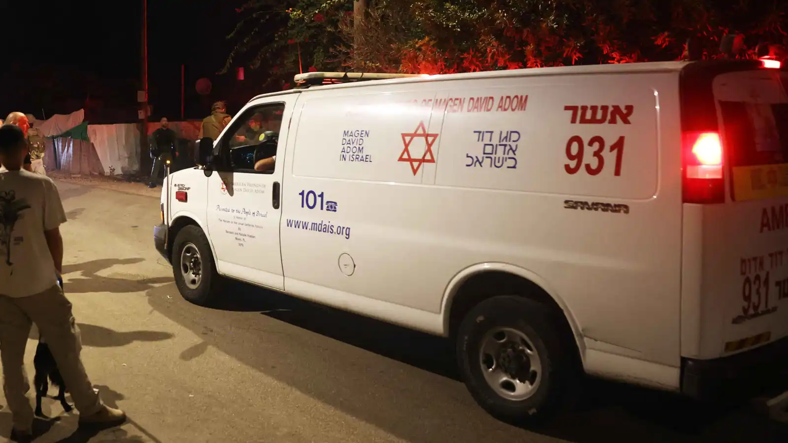 إصابات في نهاريا إثر سقوط صاروخ على مبنى بشكل مباشر (فيديو)