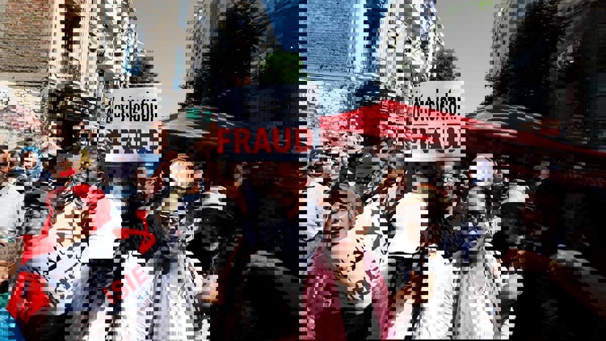 المئات يحتجون على استفتاء الدستور وسط العاصمة تونس