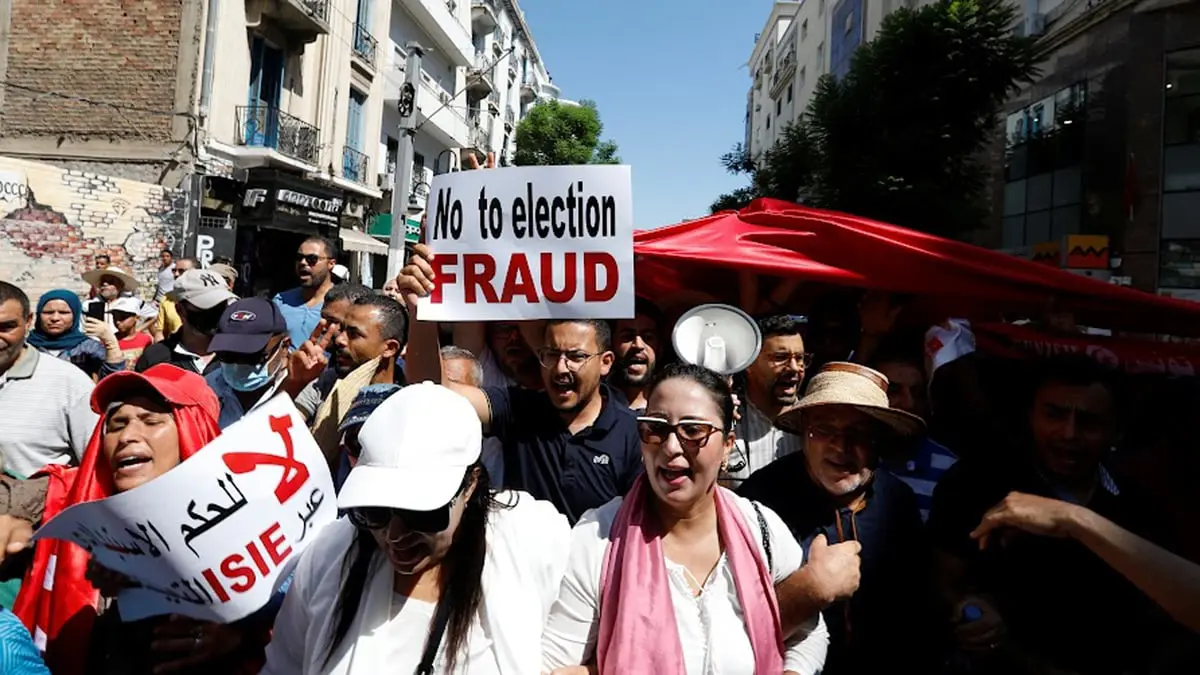 المئات يحتجون على استفتاء الدستور وسط العاصمة تونس