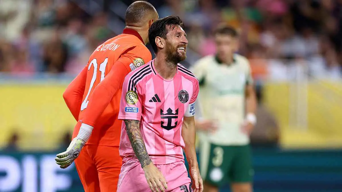 "عجوز" تطلب الزواج من ميسي في مباراة بالميراس (صورة)