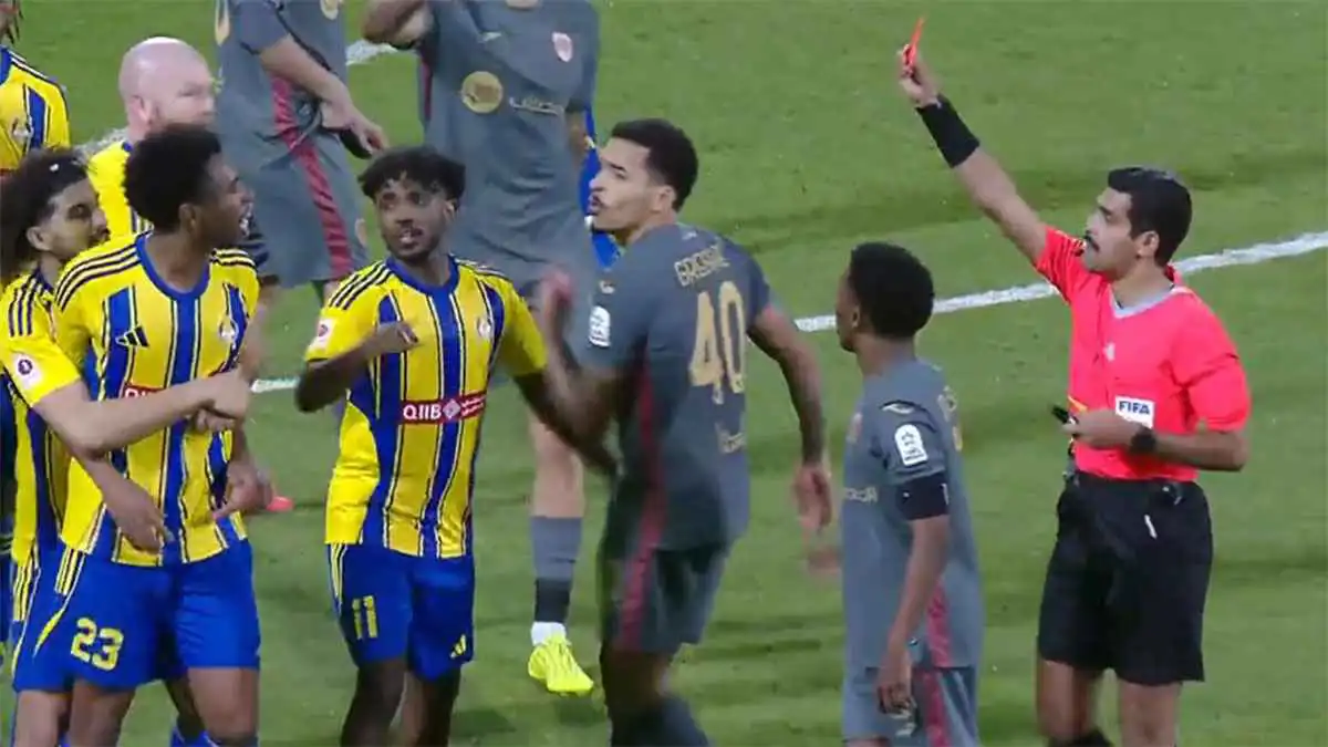 طرد لاعب الغرافة بعد محاولة اعتداء على حكم مباراة فريقه أمام الريان (فيديو)