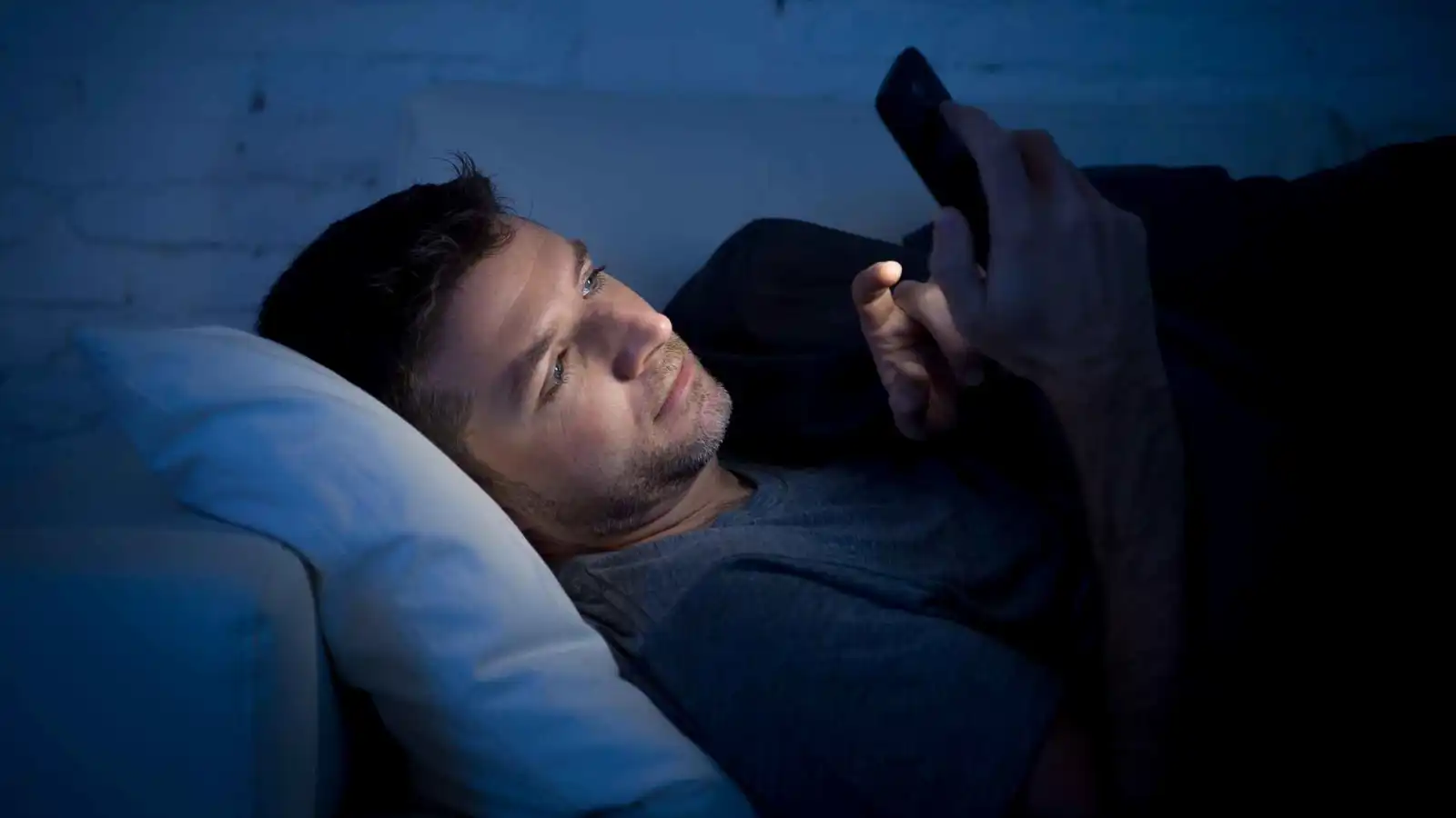 خبراء: الضوء الأزرق في هاتفك لم يعد "عدو نومك"