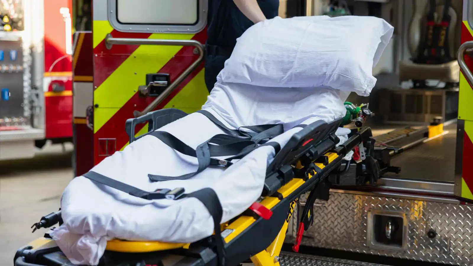 سقوط مريضة من سيارة إسعاف على طريق سريع