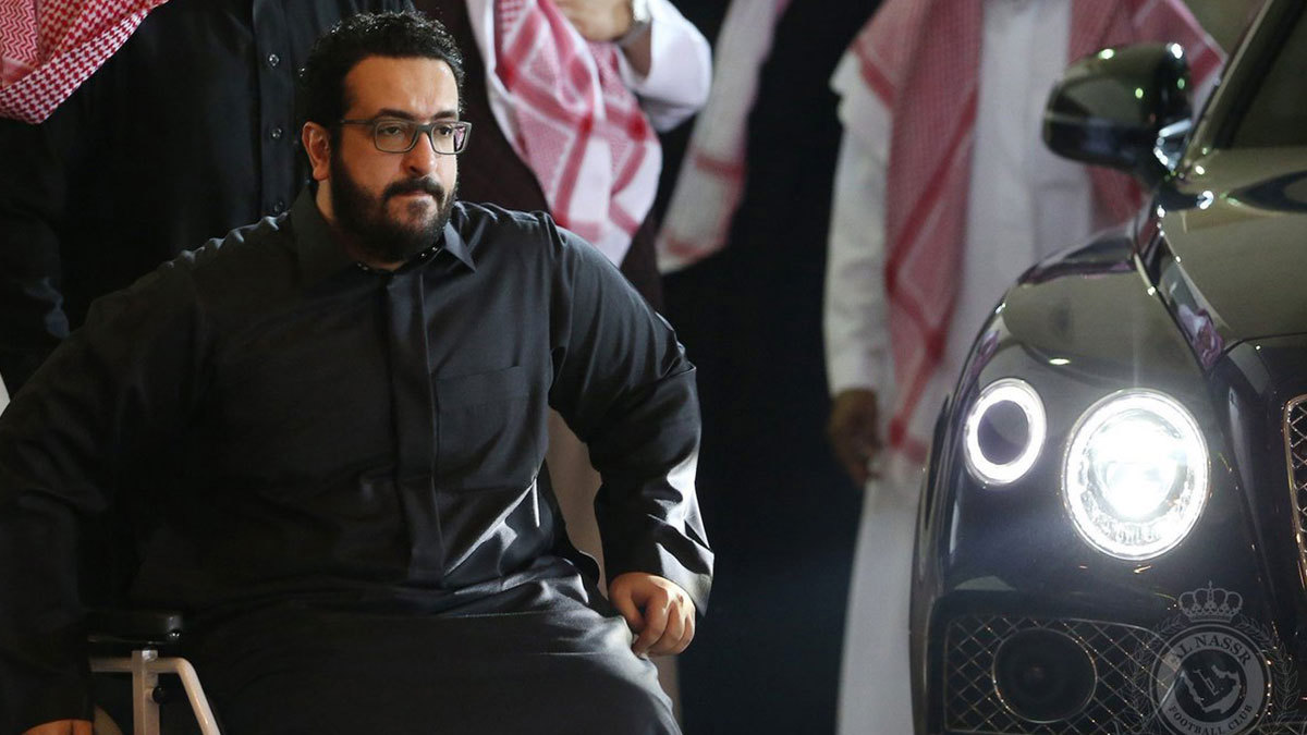 قبل مباراة النصر والهلال.. سعود السويلم يدعم "العالمي" من على "كرسي متحرك"