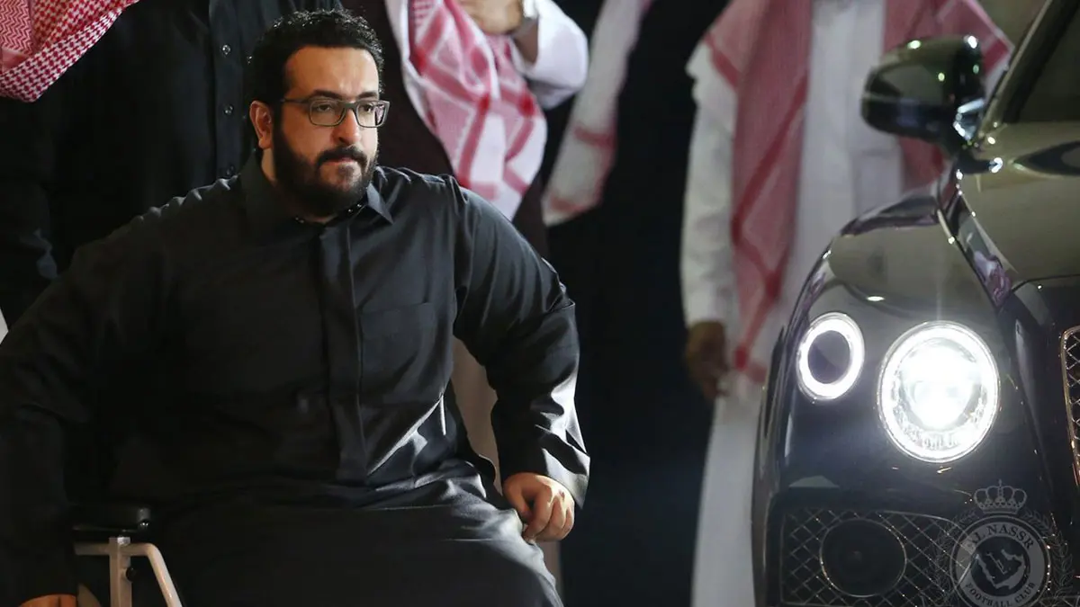 قبل مباراة النصر والهلال.. سعود السويلم يدعم "العالمي" من على "كرسي متحرك"