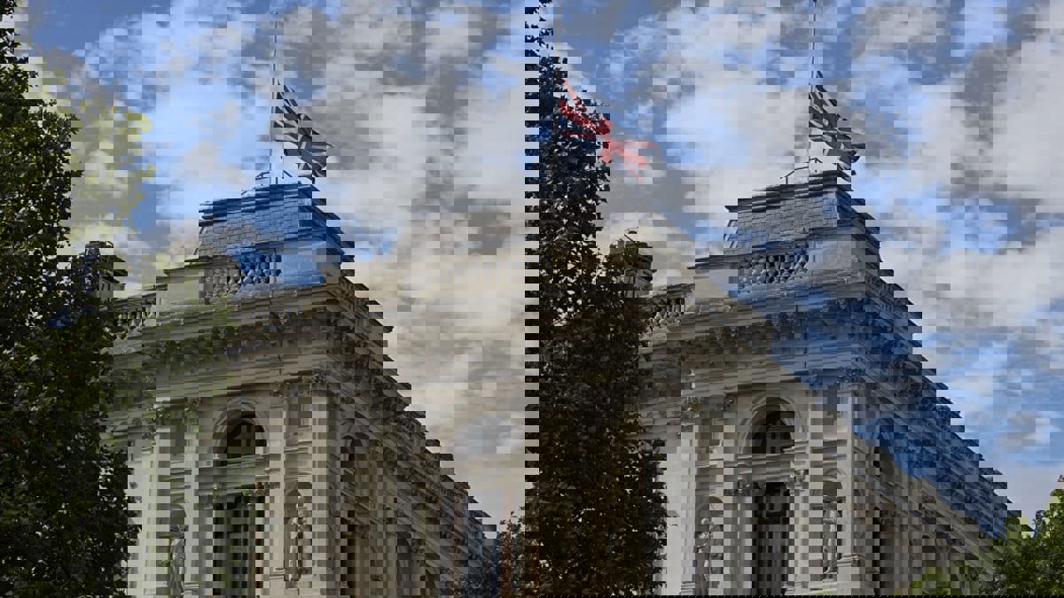 بريطانيا تستدعي السفير الصيني بعد توقيف صحفي "بي بي سي"