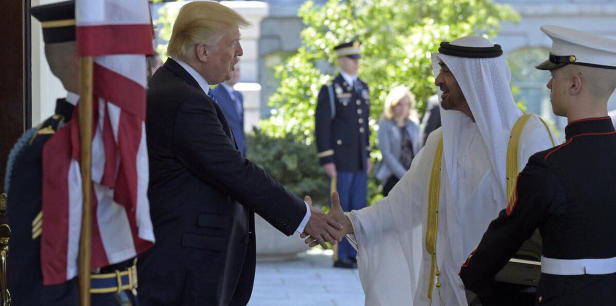 محمد بن زايد يتلقى اتصالًا هاتفيًا من الرئيس الأمريكي