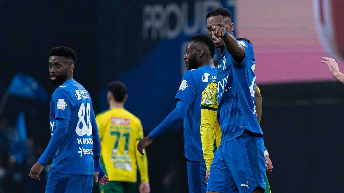 الهلال ينجو من انتفاضة الخليج ويهدّد النصر على صدارة الدوري السعودي (فيديو)