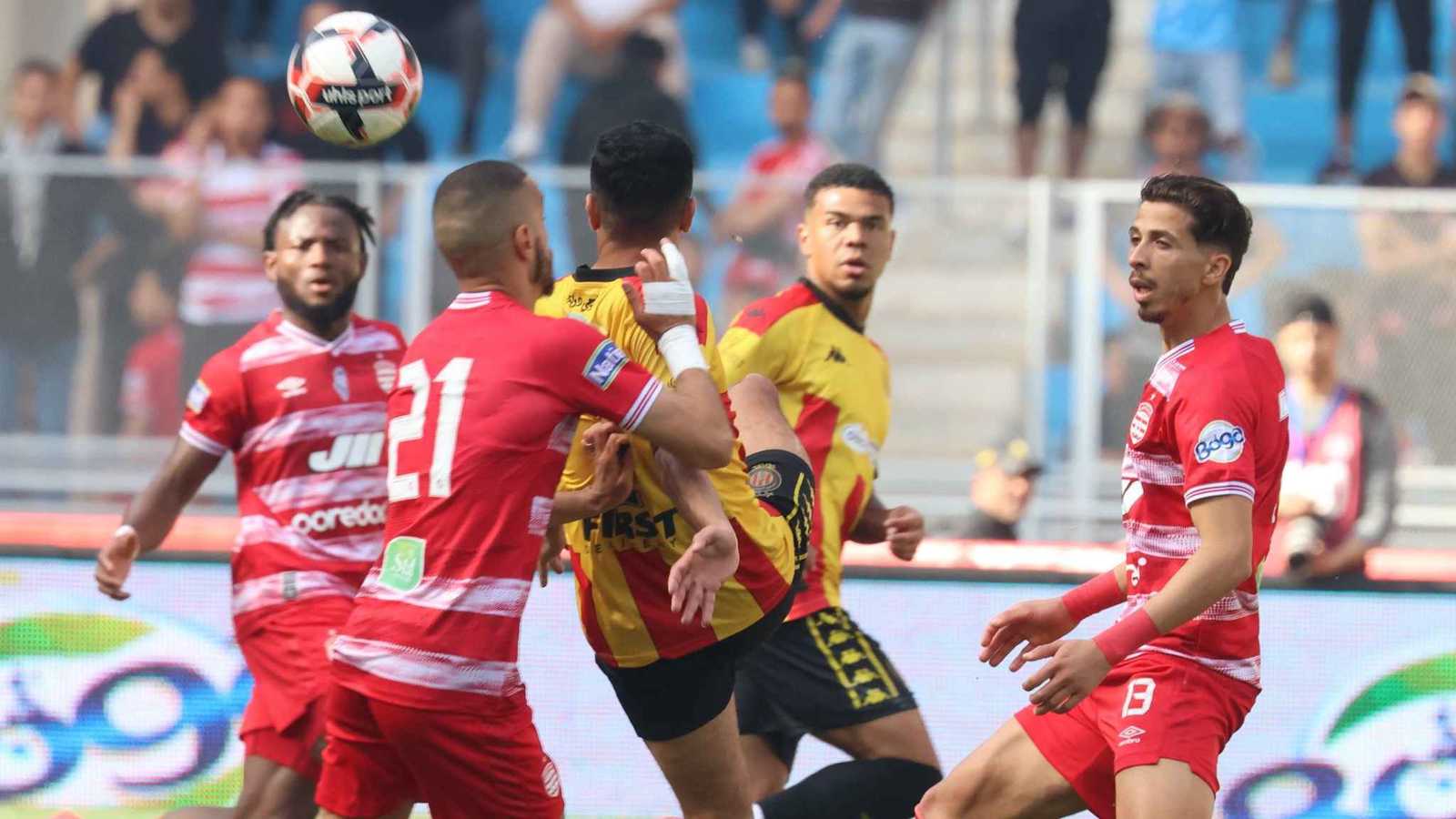 يد لاعب الترجي أم جن؟.. مسؤول رياضي تونسي يسخر من حكم الديربي (فيديو)