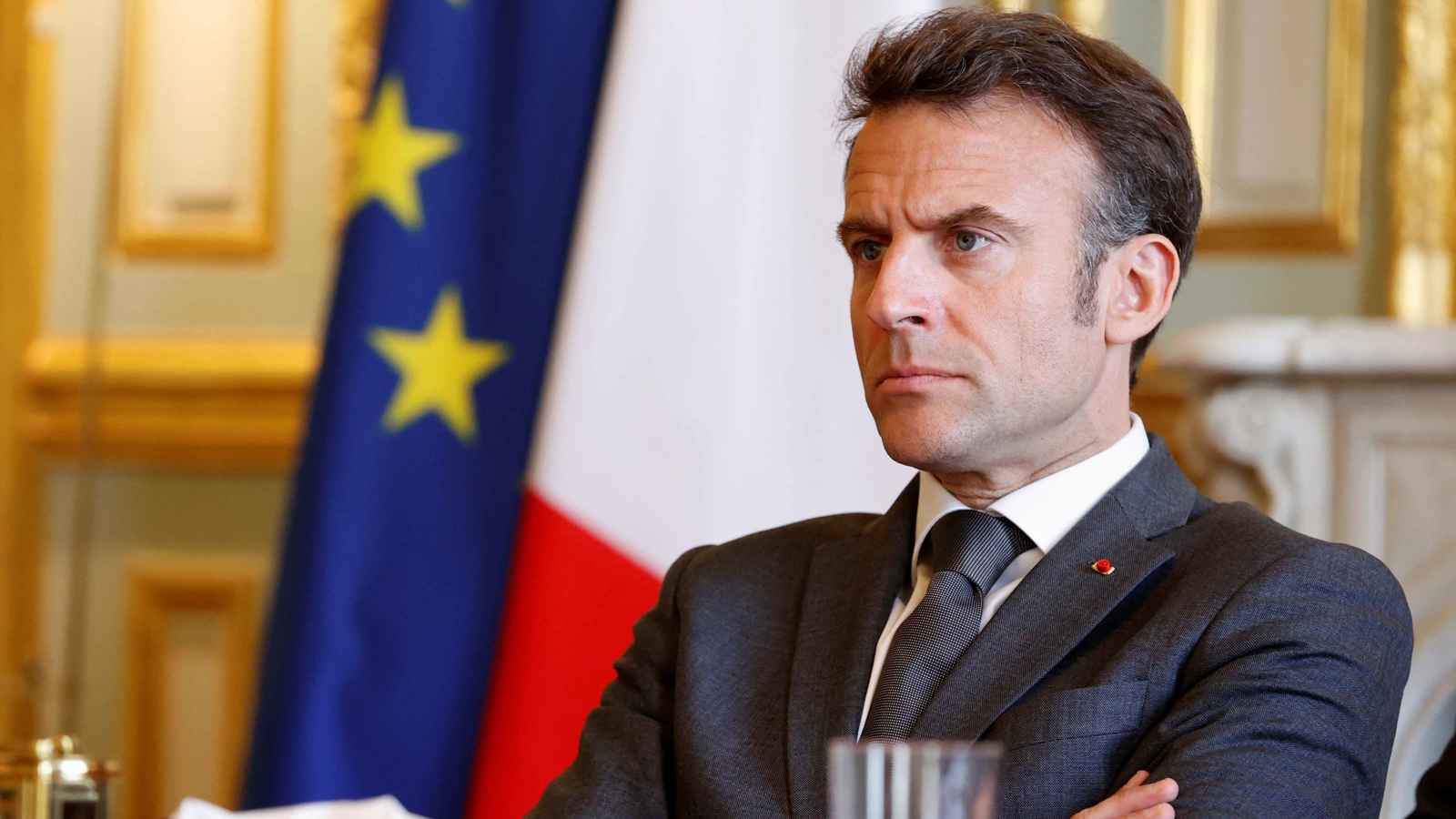 مع جنوده.. ماكرون يتناول "وجبة ميلادية" في دولة أفريقية