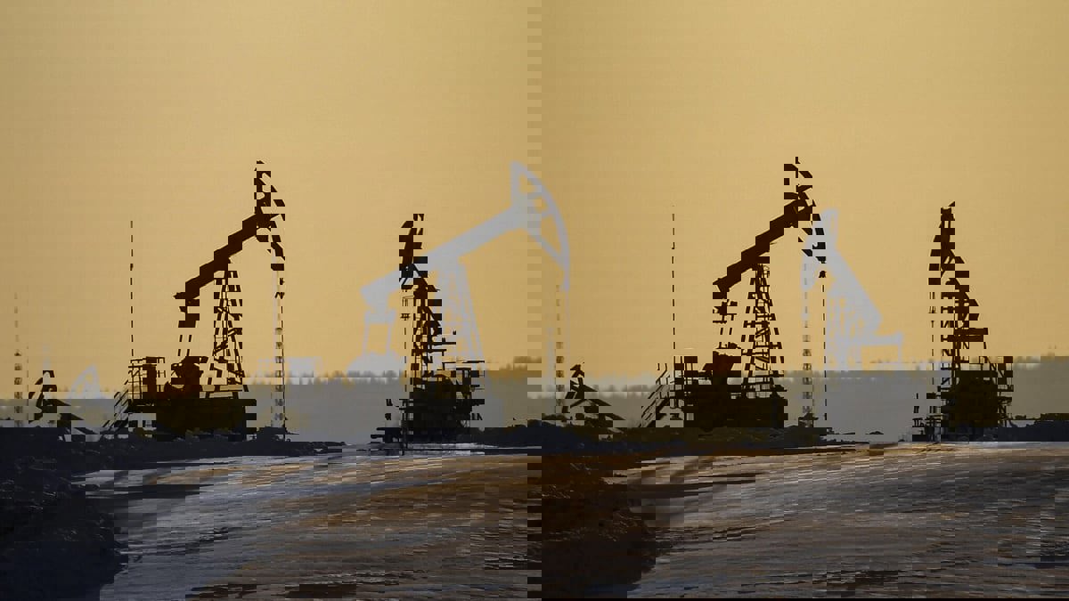 النفط يقترب من تحقيق أعلى مكاسب شهرية خلال عام