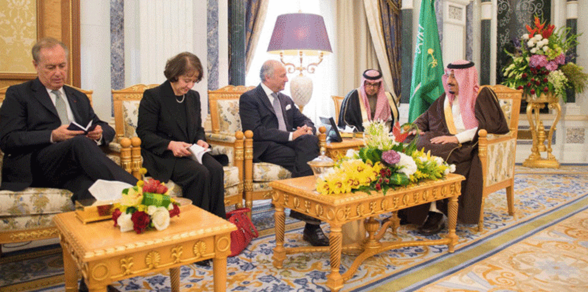 العاهل السعودي ووزير خارجية فرنسا يبحثان مستجدات المنطقة