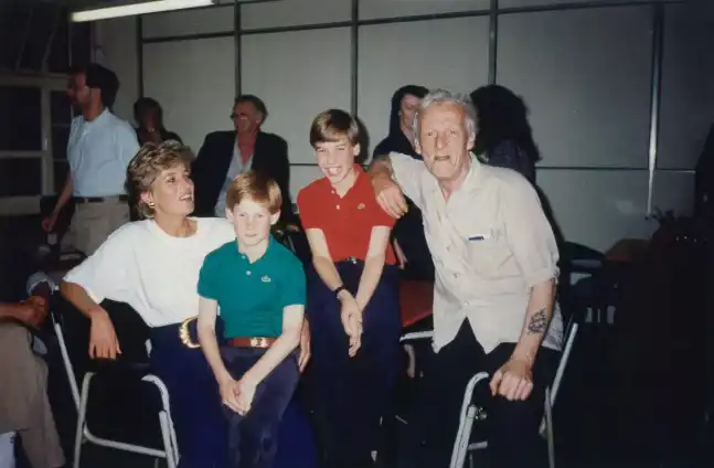 الأميران ويليام وهاري مع والدتها ديانا في المؤسسة نفسها