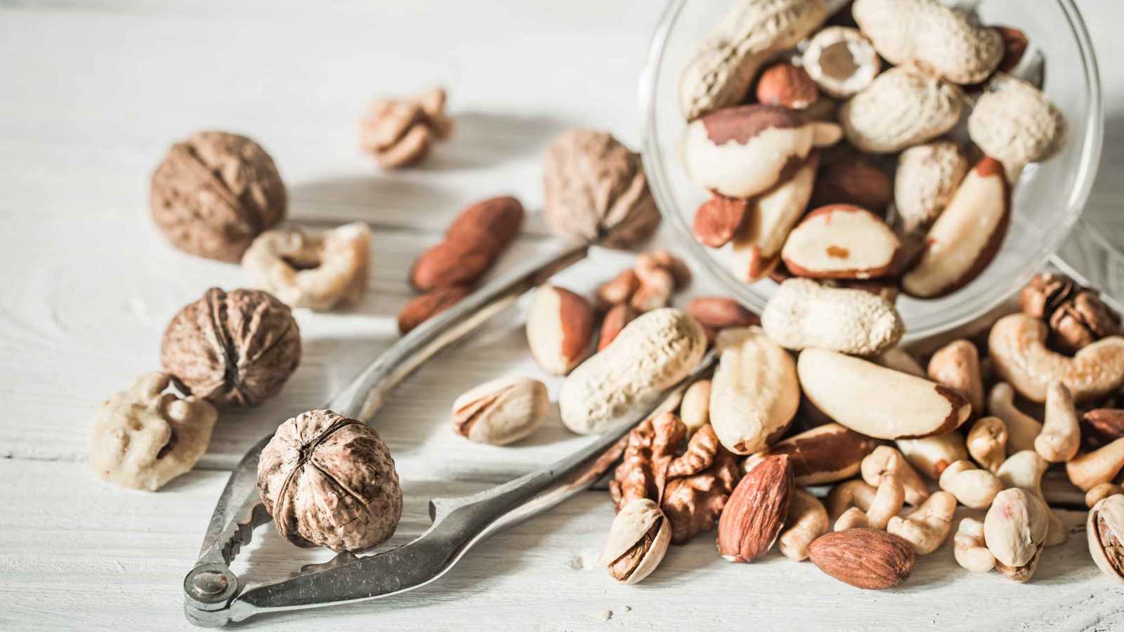 المكسرات.. سر الصحة والرشاقة رغم سعراتها الحرارية