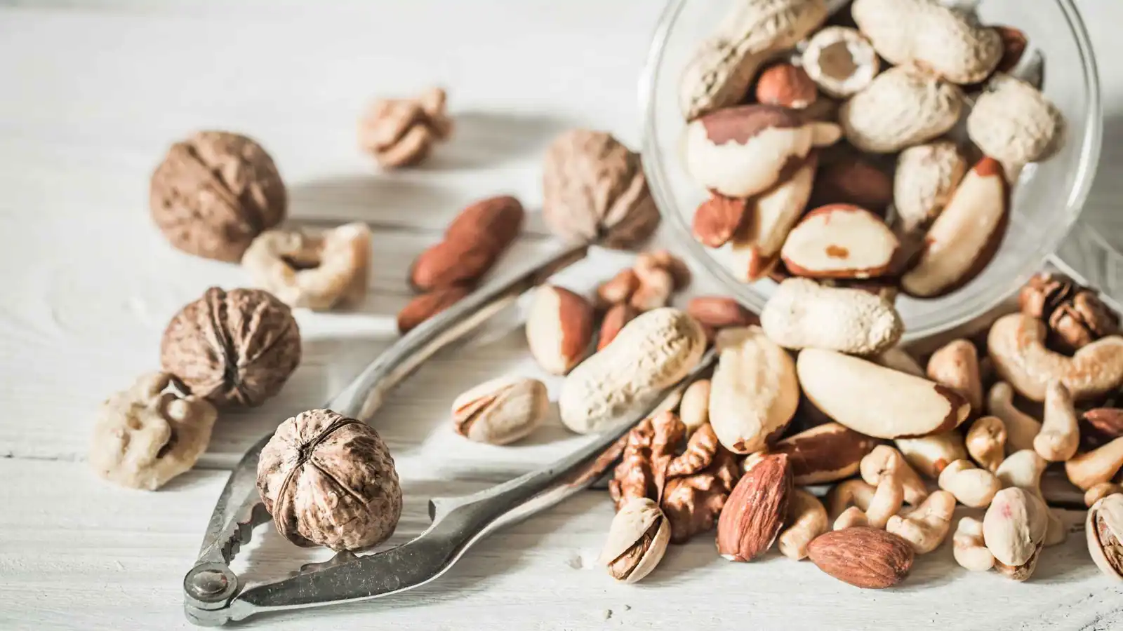 المكسرات.. سر الصحة والرشاقة رغم سعراتها الحرارية