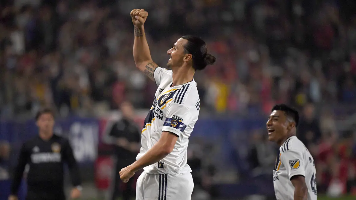 زلاتان إبراهيموفيتش يتهم يان أندرسون مدرب السويد بالعنصرية