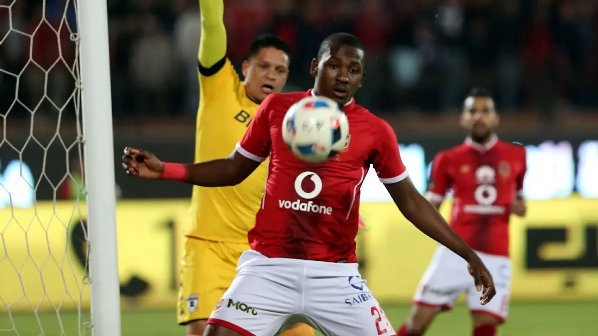 جونيور أجاي يرفض عرض النادي الأهلي المصري.. وقلق من تحركات بيراميدز