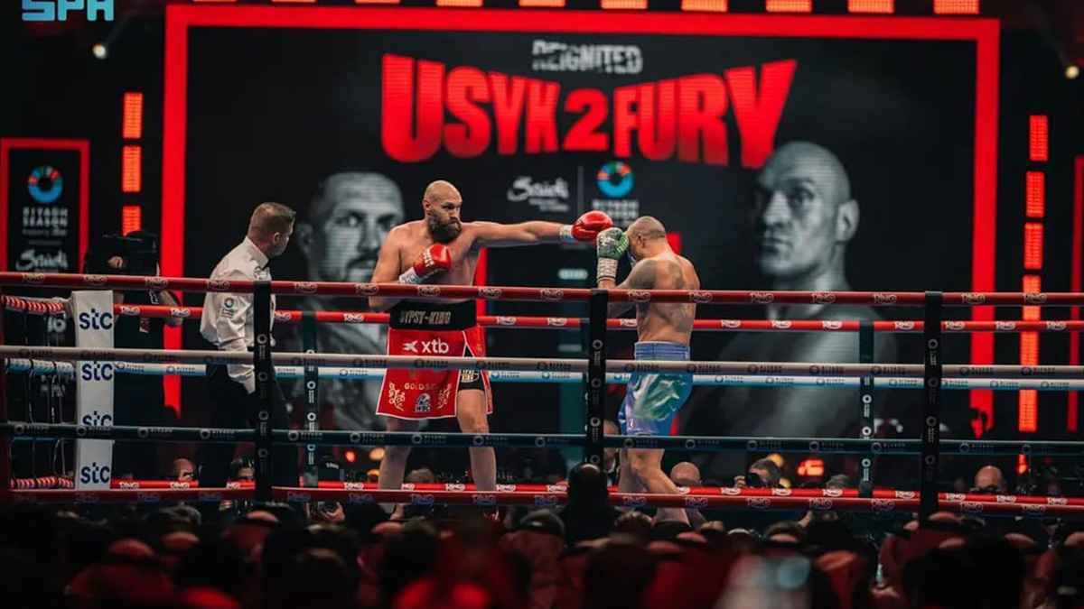 موقف غريب من فيوري بعد سقوطه أمام أوسيك (صورة)