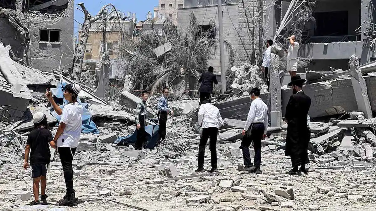 يهود متشددون في موقع متضرر في بني براك، إسرائيل.