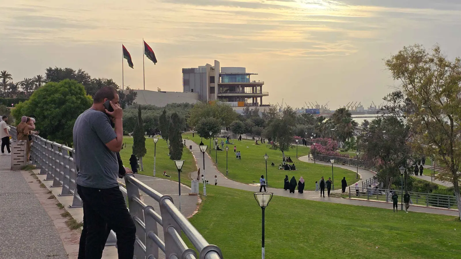 احتجاجًا على الأوضاع.. ليبي يضرم النار بجسده في طرابلس (فيديو)