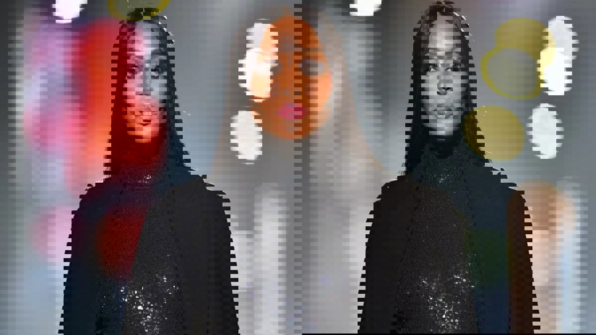 ناعومي كامبل بالحجاب مع طفلتها من أمام جامع الشيخ زايد في أبوظبي