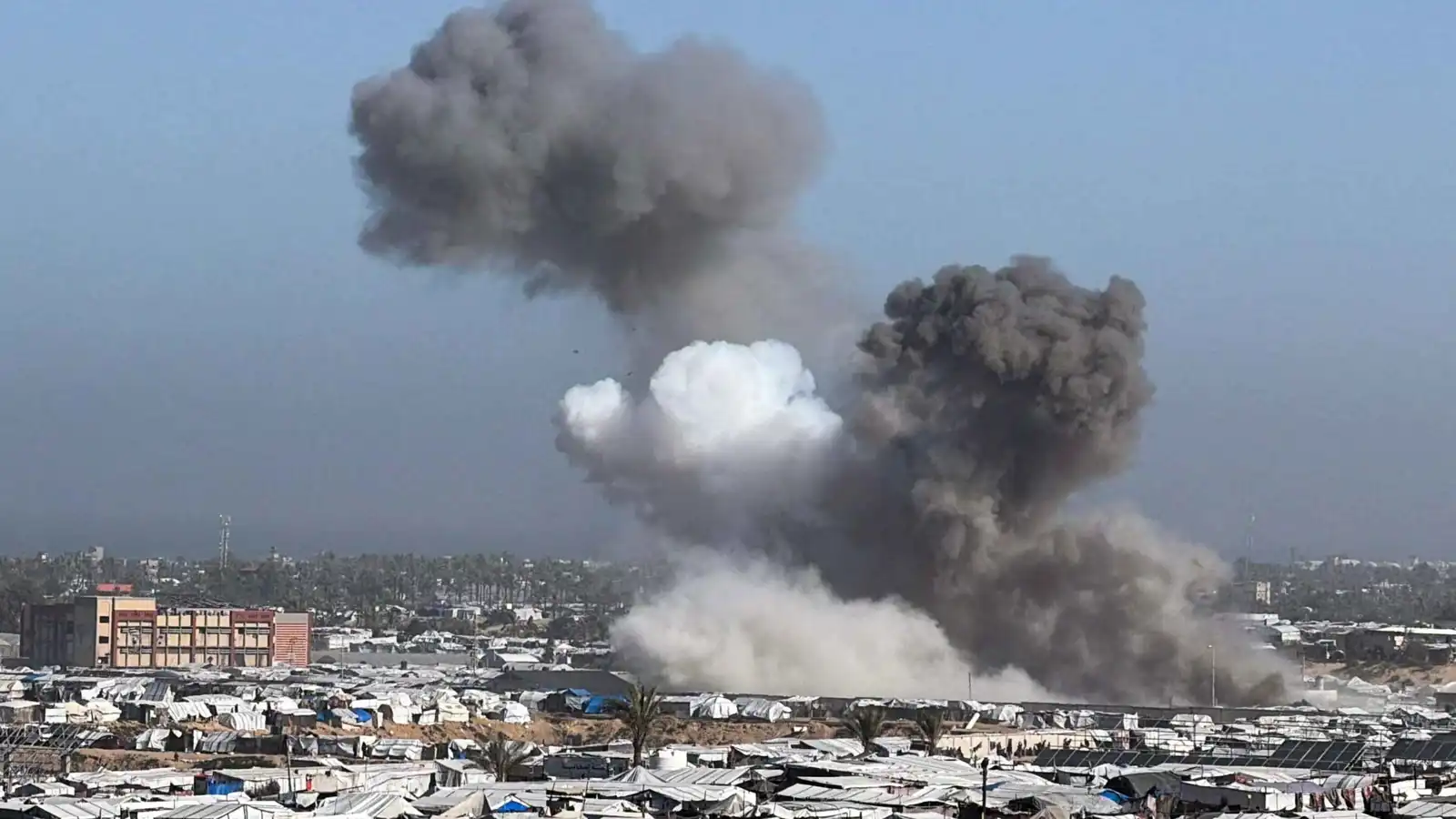 تصعيد مدوٍّ.. إسرائيل تشعل غزة مجدداً قبل ساعات من فتح معبر رفح