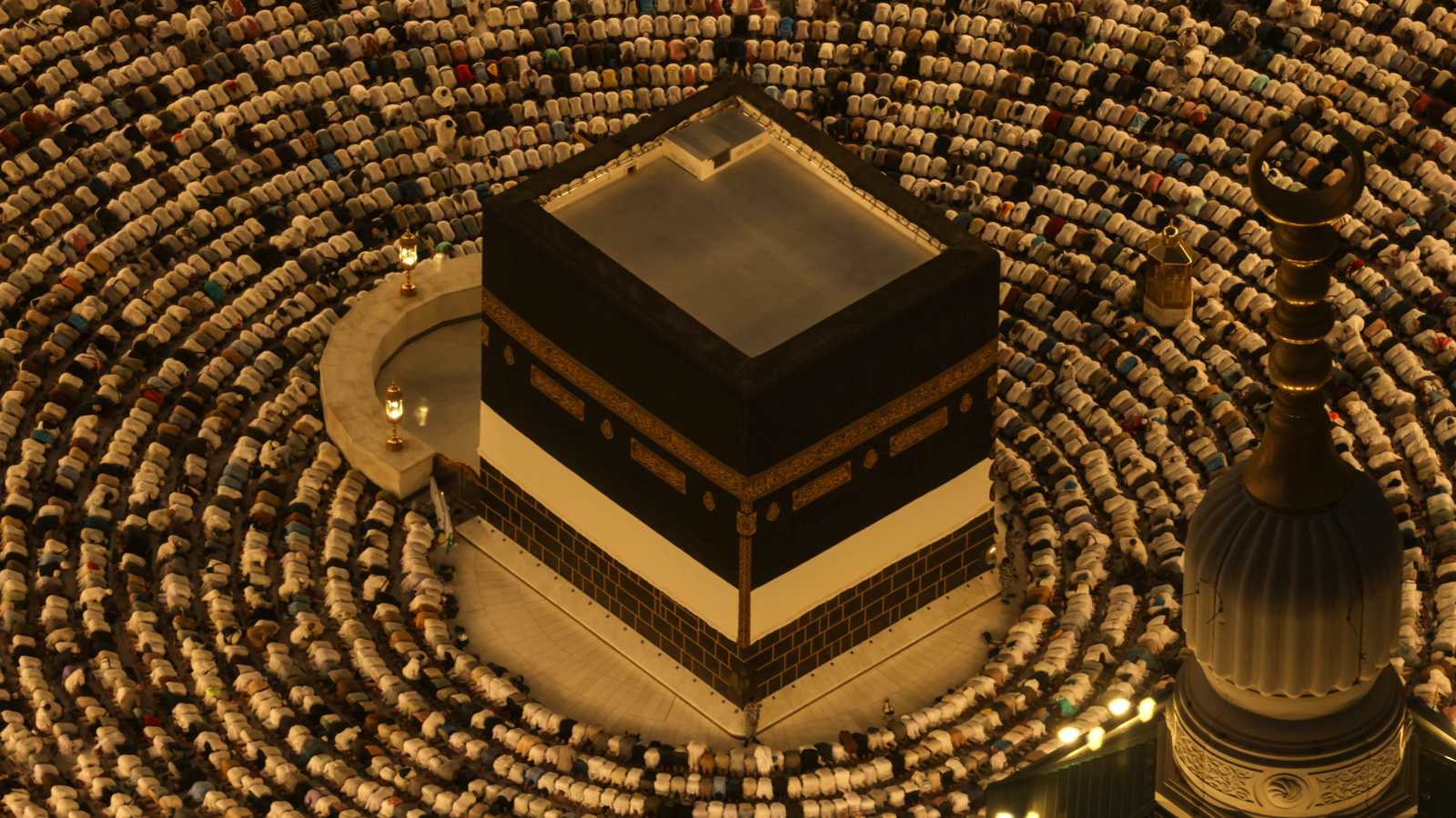 ظاهرة نادرة في سماء مكة المكرمة.. تعامد القمر الأحدب على الكعبة