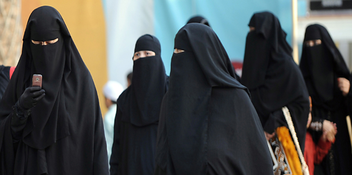 العباءة الضيقة والتجميل والانترنت.. تهم تقود نساء داعش للجلد