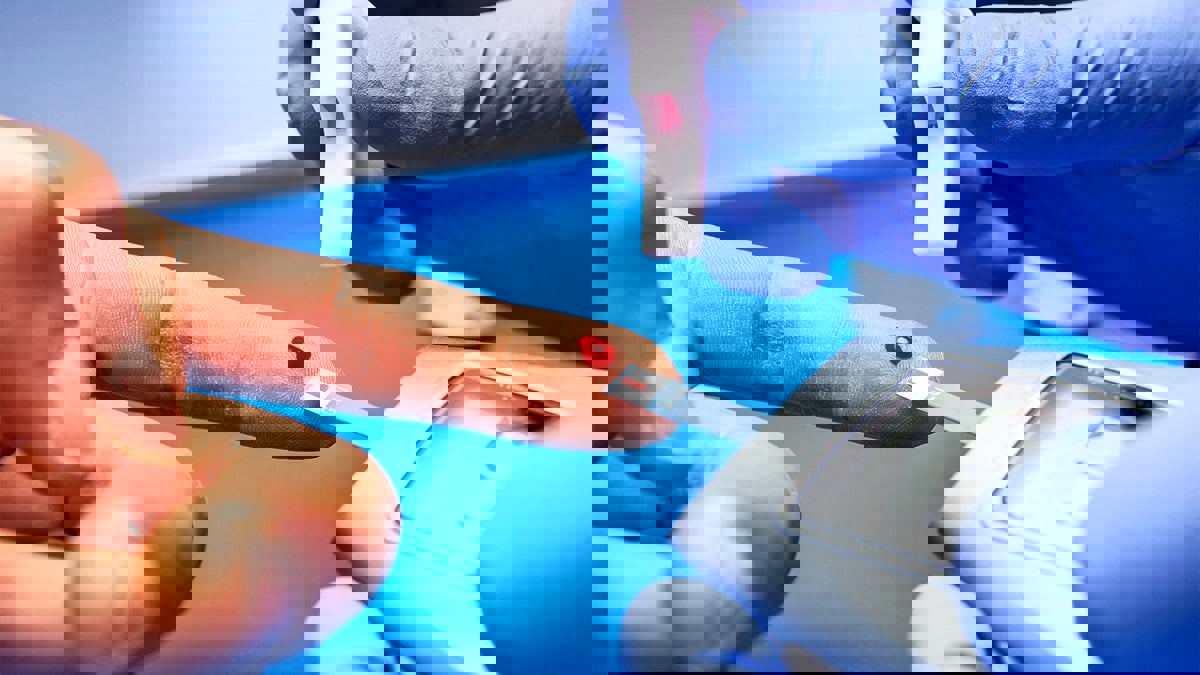 تطوير أول جهاز بالعالم قابل للارتداء يراقب السكر في الدم‎ (صورة)