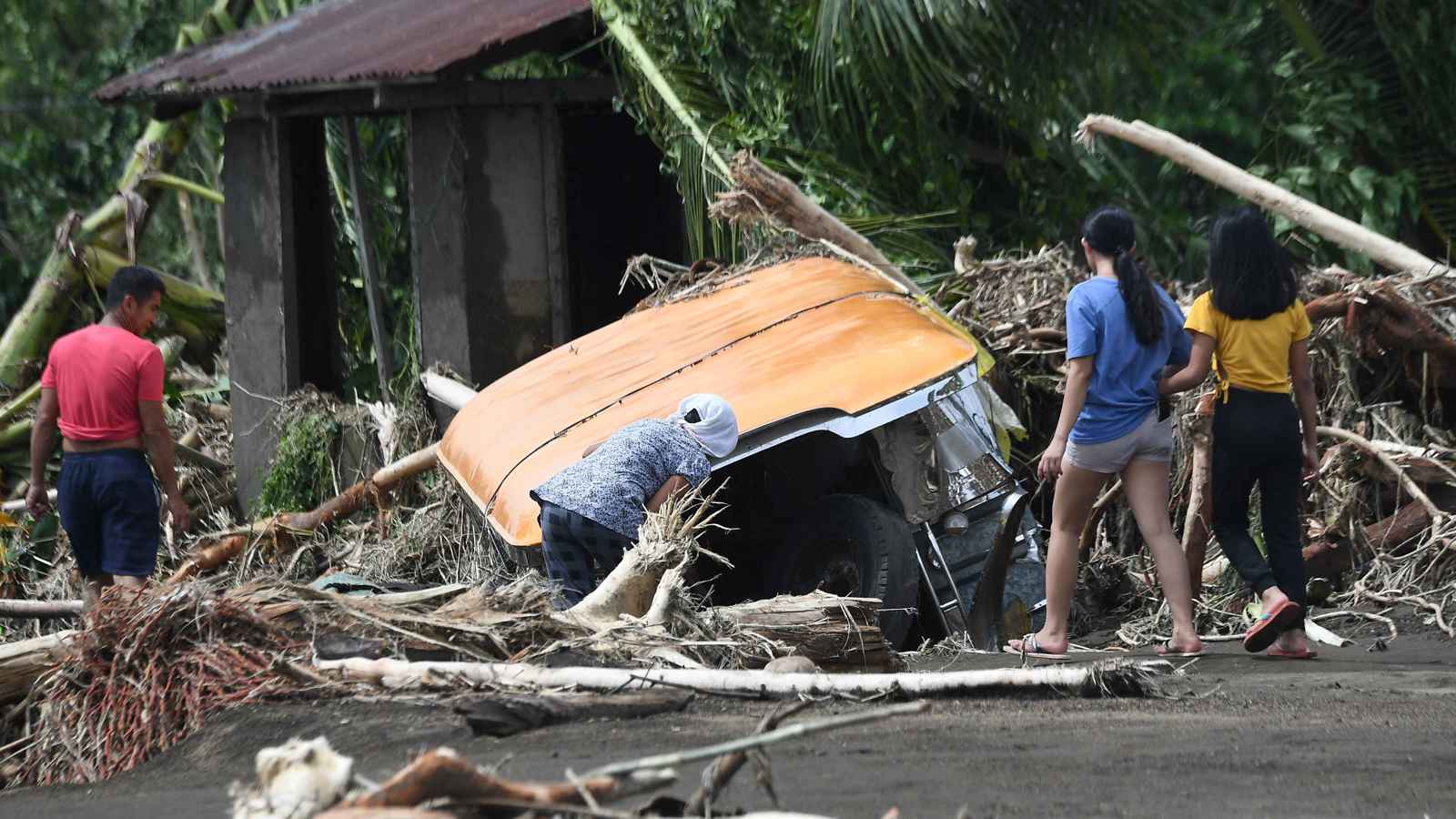 76 قتيلاً في الفلبين إثر عاصفة مدارية أغرقت بلدات (فيديو وصور)