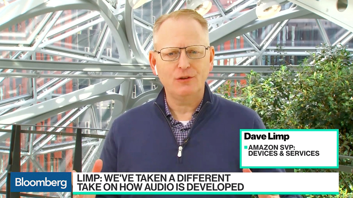 مسؤول في "أمازون" في موقف محرج بسبب سماعة "آبل" (صورة)