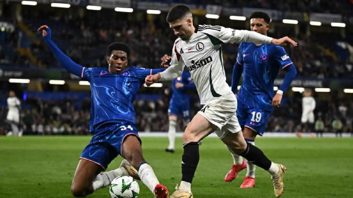 لماذا جاءت؟.. صدمة وذهول في مباراة تشيلسي بسبب "مادونا" (صور)