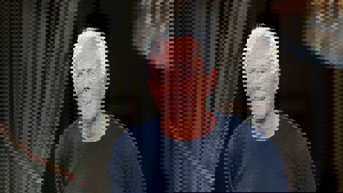 الحرائق تجبر مصمم الأزياء جورجيو أرماني على الفرار من جزيرة إيطالية