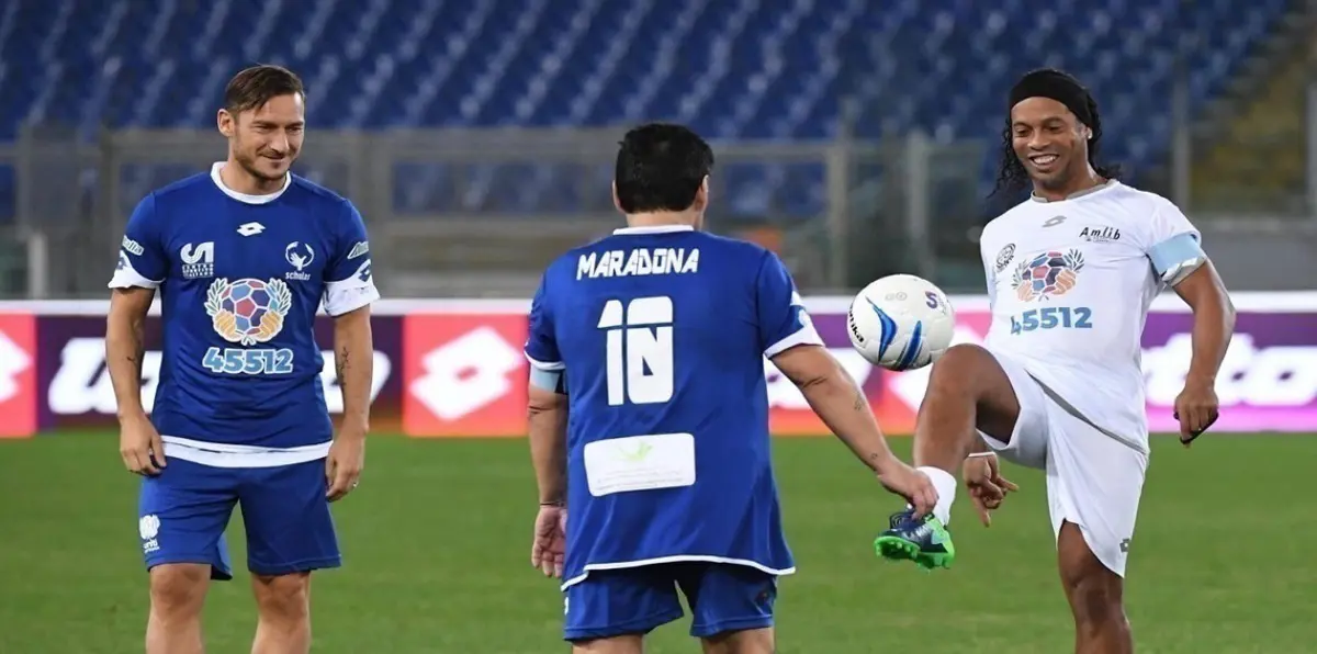 حارس يحرم رونالدينيو من هدف على طريقة هيغيتا (فيديو)