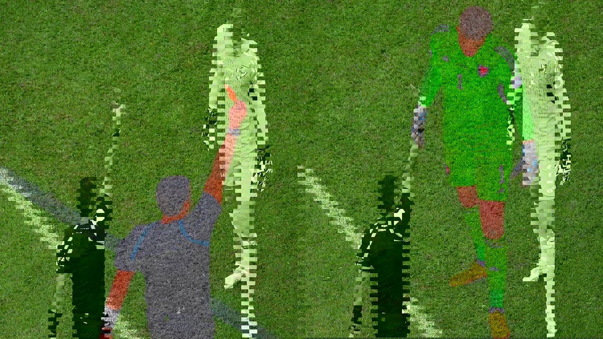 طرد الحارس واين هينيسي في مباراة ويلز وإيران بكأس العالم 2022 (فيديو)