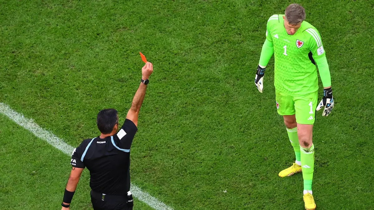 طرد الحارس واين هينيسي في مباراة ويلز وإيران بكأس العالم 2022 (فيديو)