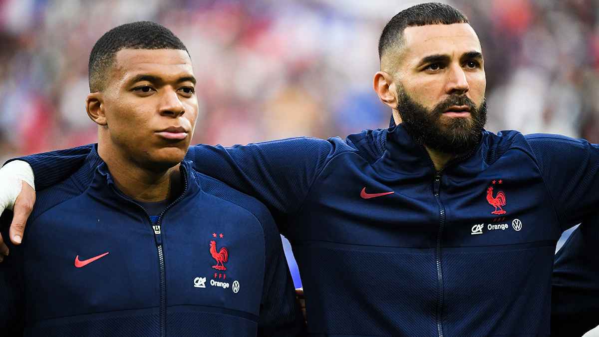 "العناق المنتظر".. بنزيما ومبابي ينهيان "العداء القديم" في جدة (فيديو)